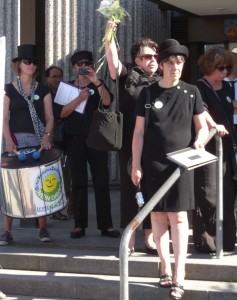 Demonstration gegen das GVZ III Siekanger vor dem Neuen Rathaus in Göttingen aber die Kommunalpolitiker interessiert es nicht